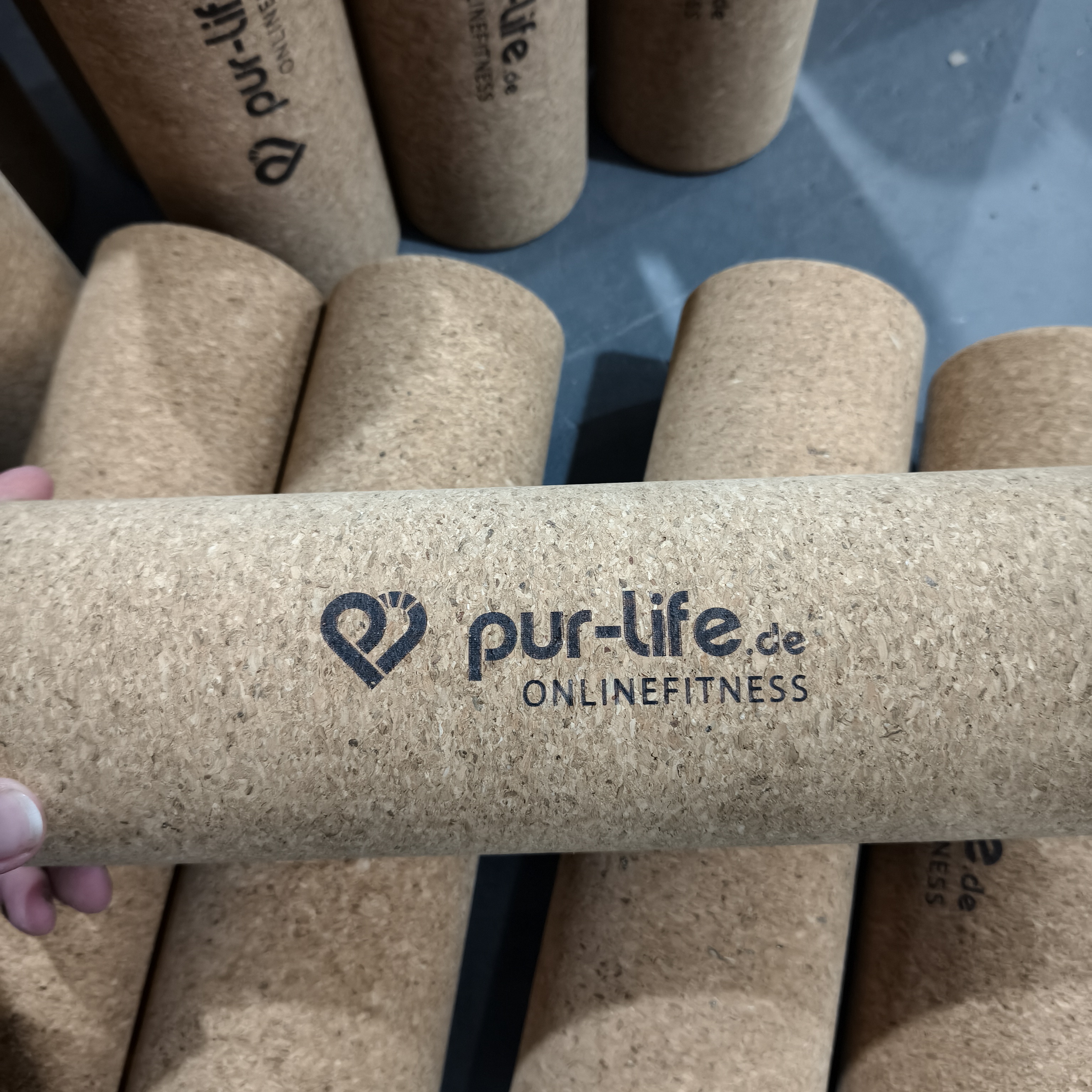 	Faszienrolle aus Kork mit Logo gravieren lassen – Nachhaltiger Werbeartikel für Firmen - 1A Werbeartikel 