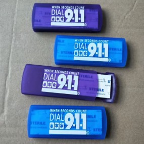 Transparente Pflasterbox mit einem praktischen Schiebed...