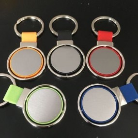 Schlüsselanhänger aus Metall mit Logo bedrucken oder gr...